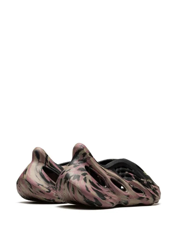 YEEZY FOAM RNR CARBON