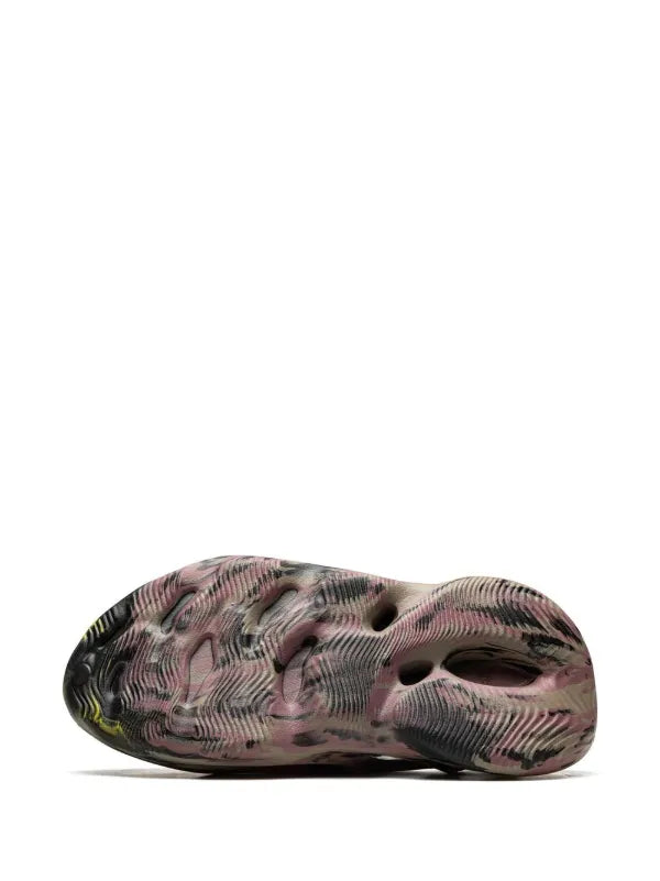 YEEZY FOAM RNR CARBON